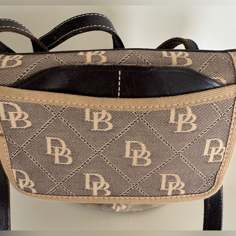 ✨Vintage Dooney & Bourke Brown Shoulder Bag with Structured Design✨ - Picture 14 of 16